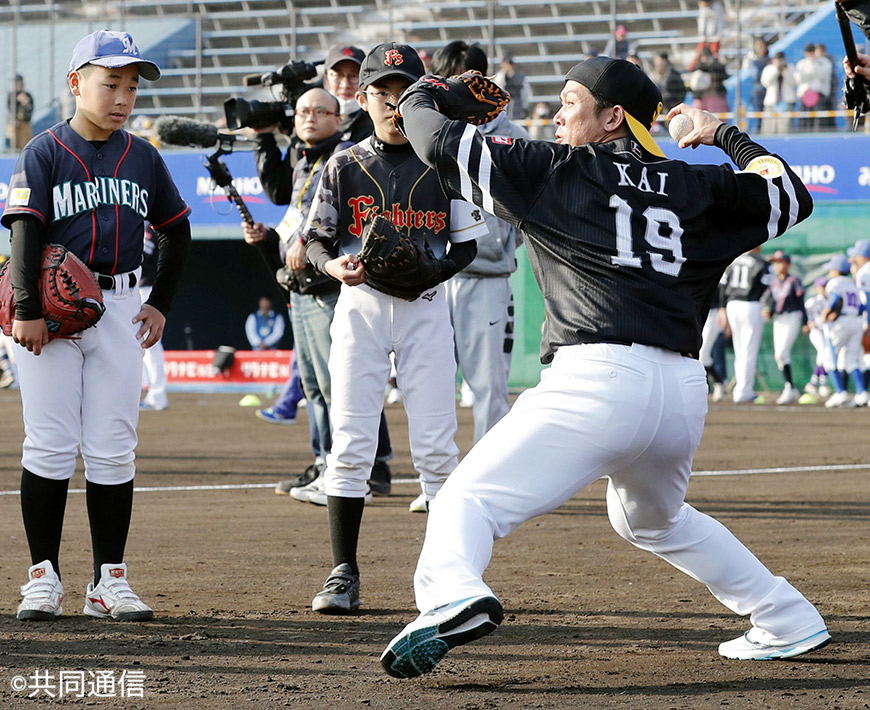 43年ぶり、ホークスに背番号19の捕手。甲斐拓也が背中に感じる「野村の