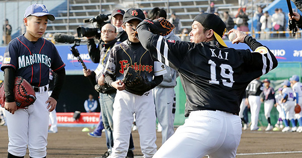 43年ぶり、ホークスに背番号19の捕手。甲斐拓也が背中に感じる「野村の