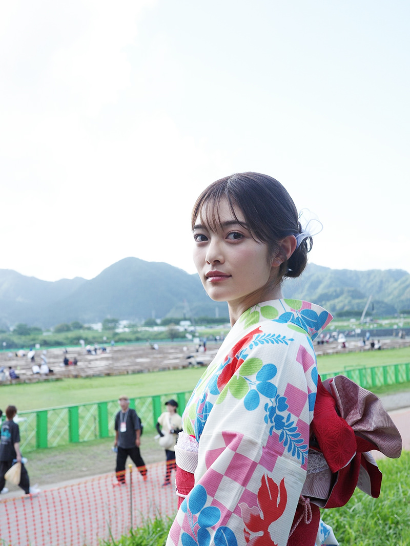 アップヘアで古風に。いつか訪れたい憧れの花火大会