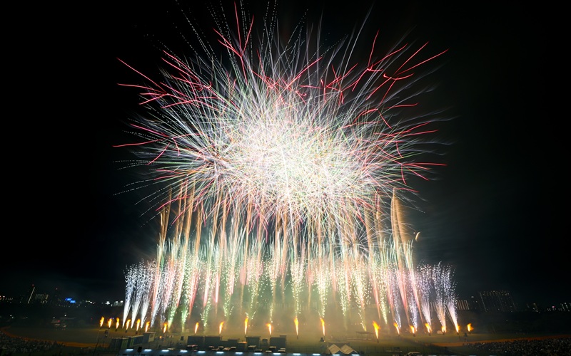 地元住民が作り上げる花火