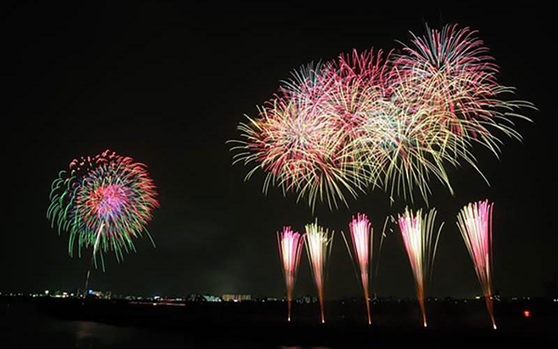 広大な江戸川の水面を彩る！