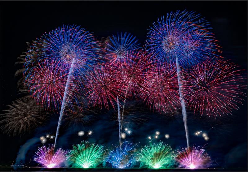 日本全国 花火の競演！