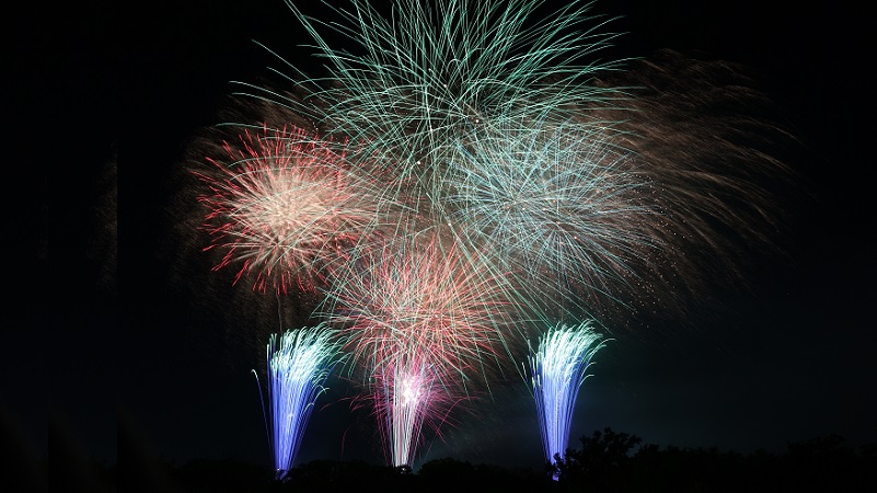 本祭初日の夜を彩る大輪の花