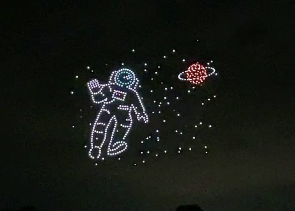迫力の花火とドローンの共演