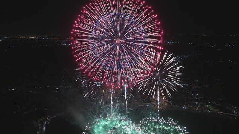 上空から花火を楽しむ