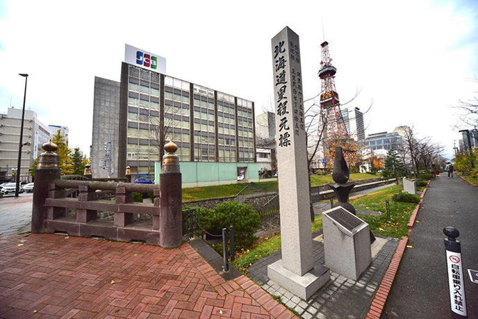 札幌の街づくりの起点になった創生橋には札幌建設の地碑が立つ
